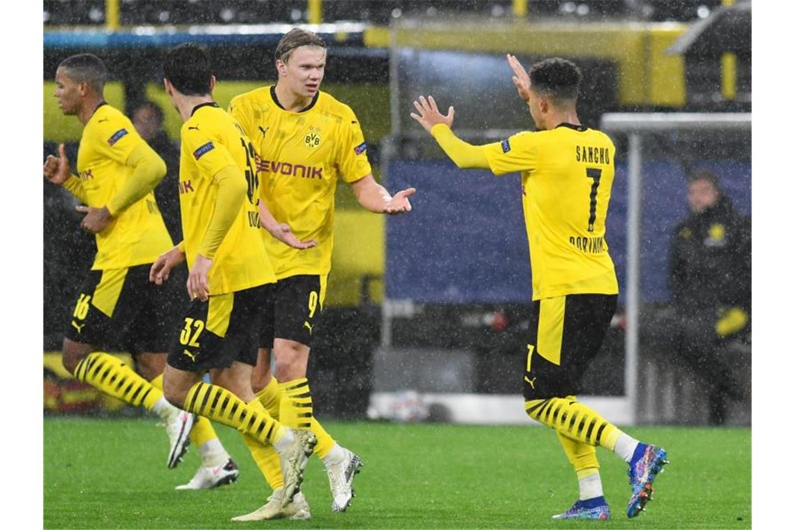 Sancho und Haaland treffen: BVB besiegt mit Mühe Zenit Jadon Sancho (r) und Erling Haland sorgten für den Dortmunder Sieg gegen St. Petersburg. Foto: Bernd Thissen/dpa