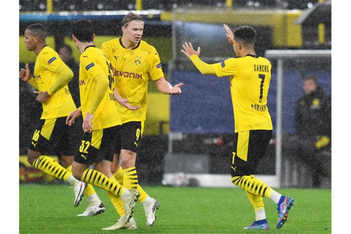 Jadon Sancho (r) und Erling Haland sorgten für den Dortmunder Sieg gegen St. Petersburg. Foto: Bernd Thissen/dpa