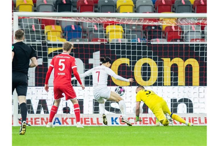 Jae-Sung Lee (M) machte den Kieler Sieg in Düsseldorf perfekt. Foto: Marcel Kusch/dpa