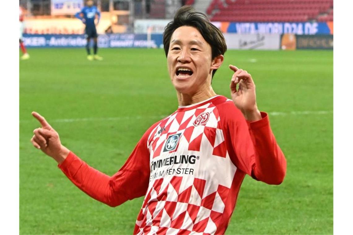 FC Bayern baut Vorsprung aus - Gladbach weiter in Not Jae-Sung Lee schoss Mainz gegen Hoffenheim in Führung. Foto: Torsten Silz/dpa