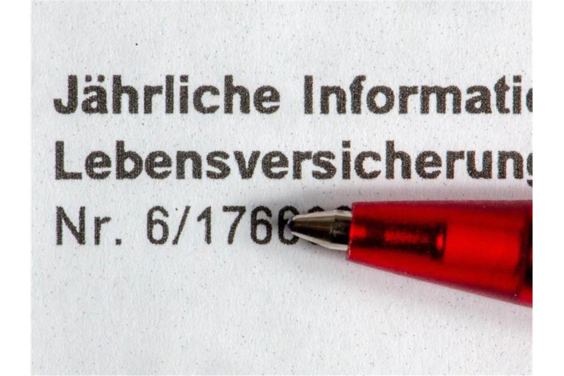 „Jährliche Information Lebensversicherung“ steht auf dem Bescheid einer Lebensversicherung. Foto: Armin Weigel/dpa