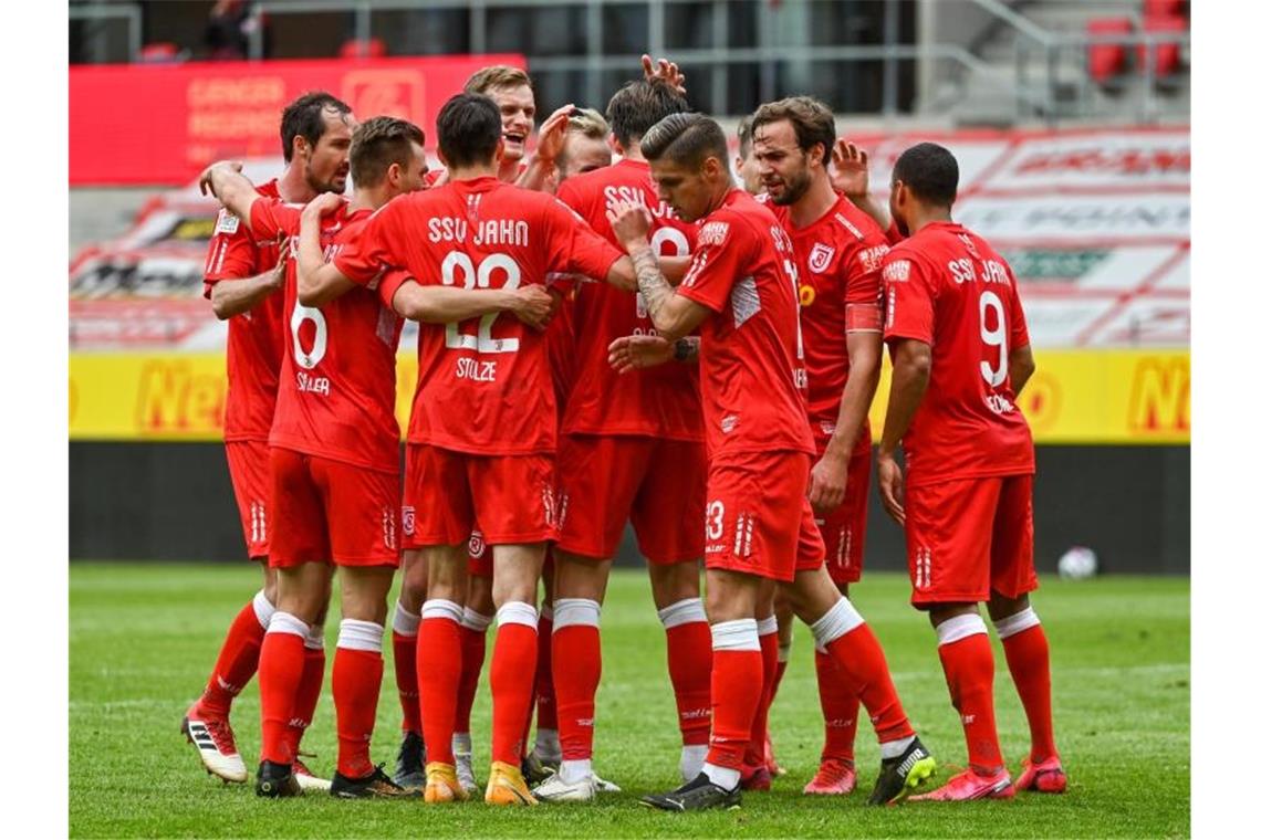 Jahn Regensburg beendete mit einem Sieg gegen St. Pauli die Saison. Foto: Armin Weigel/dpa