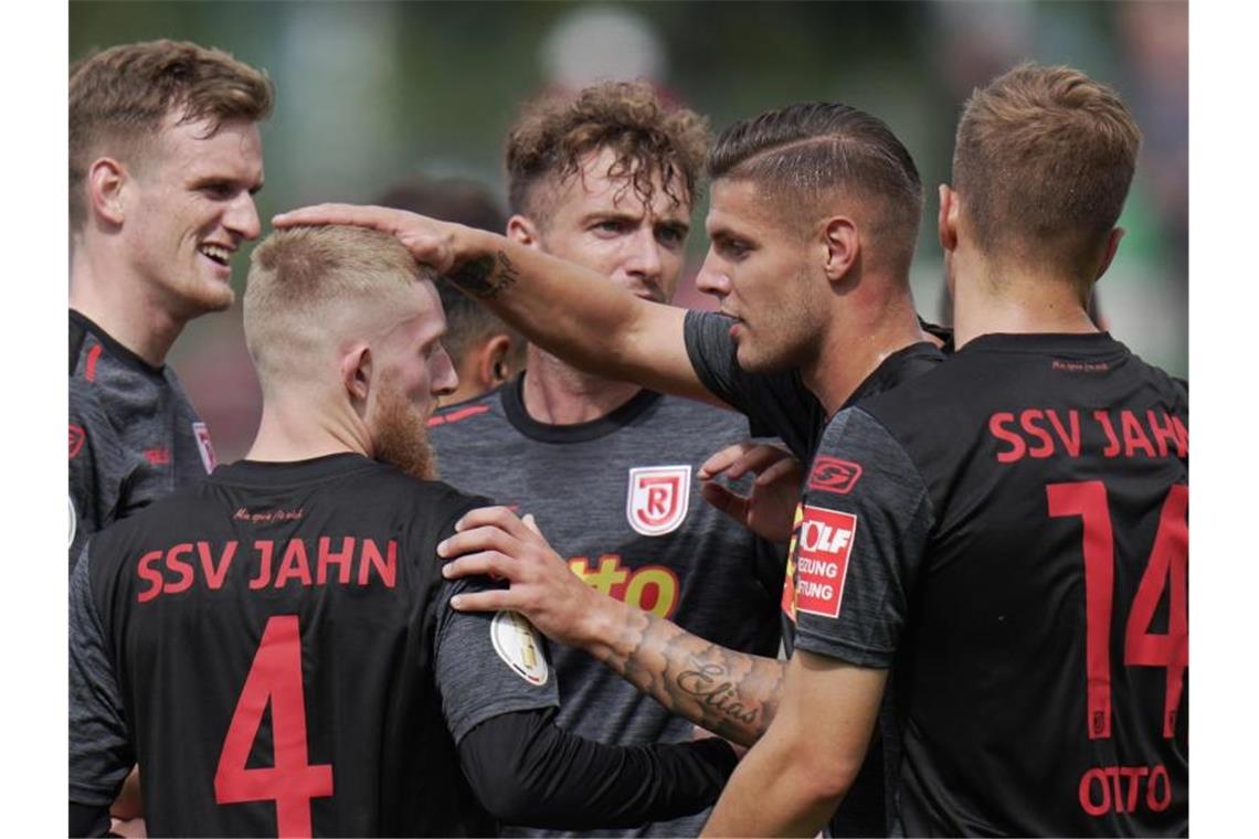 Jahn Regensburg gewinnt in der ersten Runde des DFB-Pokals bei Rot-Weiß Koblenz. Foto: Thomas Frey/dpa