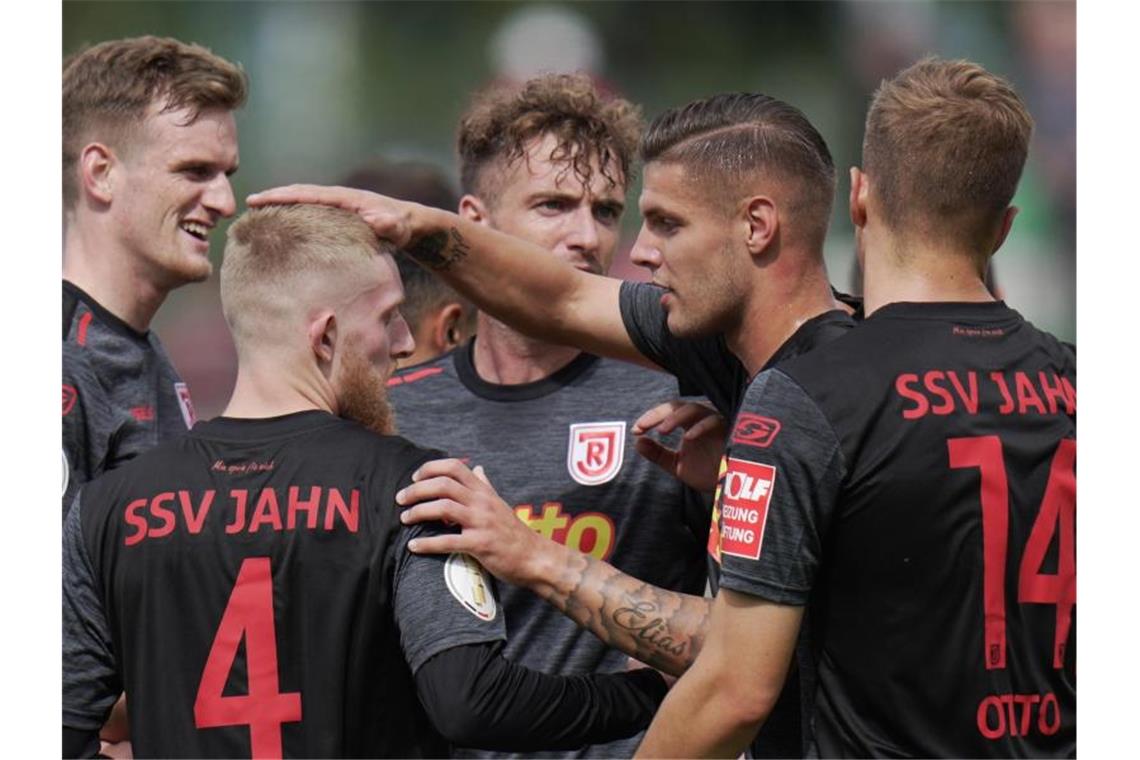 Frankfurt fliegt raus - Wolfsburg droht nach Panne das Aus Jahn Regensburg gewinnt in der ersten Runde des DFB-Pokals bei Rot-Weiß Koblenz. Foto: Thomas Frey/dpa