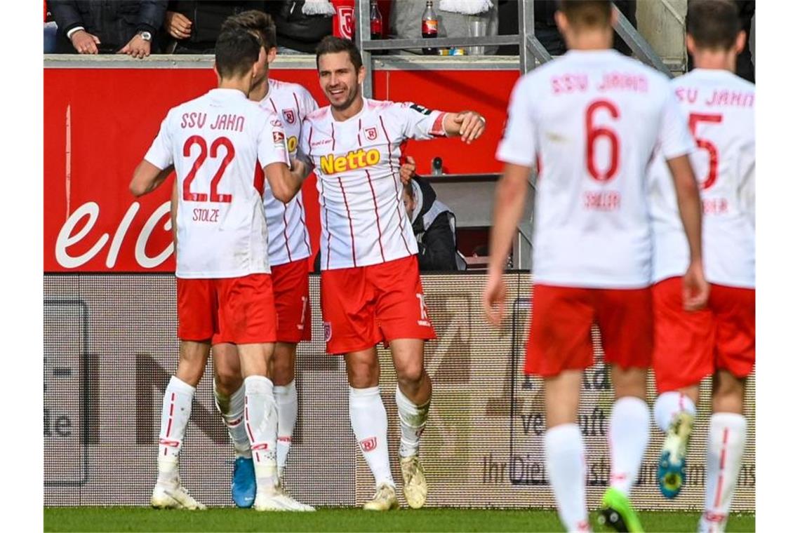 Dynamo-Remis bei Scholz-Debüt - Kein Sieger im Hessenderby Jahn Regensburg mit Torschütze Marco Grüttner (3.v.l.) feierte einen Heimsieg gegen St. Pauli. Foto: Armin Weigel/dpa