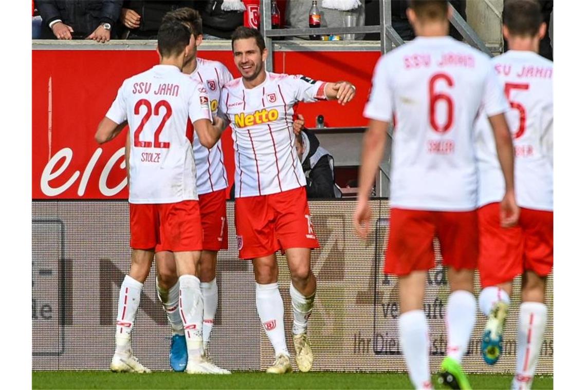 Jahn Regensburg mit Torschütze Marco Grüttner (3.v.l.) feierte einen Heimsieg gegen St. Pauli. Foto: Armin Weigel/dpa