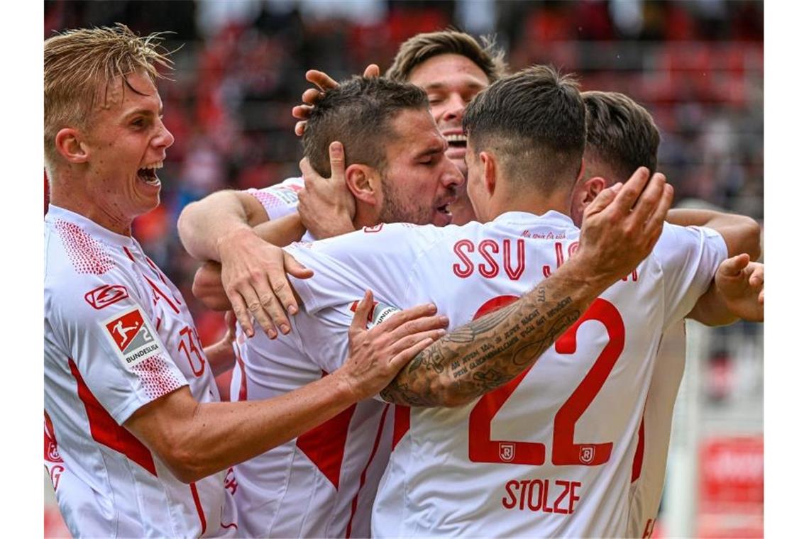 Jahn Regensburg setzte sich gegen den SV Sandhausen durch. Foto: Armin Weigel/dpa