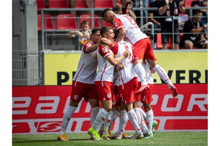 Jahn Regensburg setzte sich gegen Schalke durch und bleibt Überraschungs-Spitzenreiter der 2. Liga. Foto: Matthias Balk/dpa