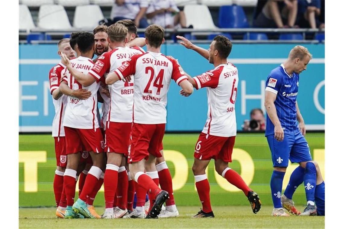 Werder zum Auftakt nur Remis - Dresden mit Traumstart Jahn Regensburg setzte sich souverän in Darmstadt durch. Foto: Uwe Anspach/dpa