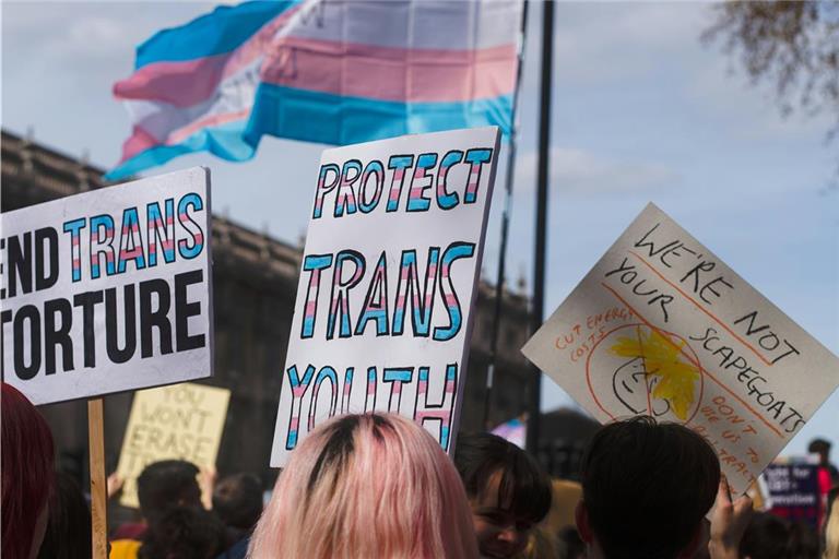 Jahrelang wurde für die Rechte von transgeschlechtlichen Menschen und die einfacher Änderung des Geschlechtseintrags protestiert. Symbolfoto: Karollyne Videira Hubert(Unsplash