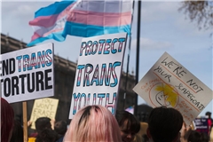 Jahrelang wurde für die Rechte von transgeschlechtlichen Menschen und die einfacher Änderung des Geschlechtseintrags protestiert. Symbolfoto: Karollyne Videira Hubert(Unsplash