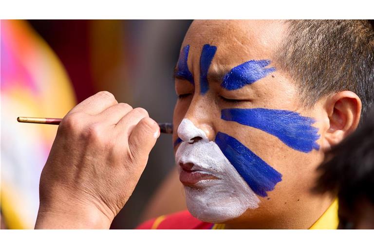 Jahrestag des Aufstandes gegen die chinesische Besatzung in Tibet: Ein tibetischer Mönch im Exil lässt sein Gesicht in einem Tempel in Indien in den tibetischen Farben bemalen.