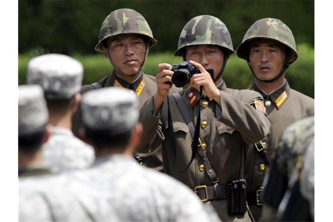 Beide Koreas überprüfen Abrüstung von Grenzkontrollposten Jahrestag des Waffenstillstands: Nordkoreanische Soldaten an der Demarkationslinie in Panmunjom. Foto: Song Kyeong-Seok/Pool/Yonhap News Agency