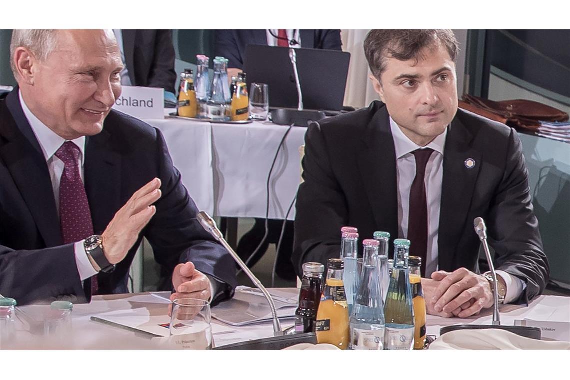 Jahrleang galt Wladislaw Surkow als einer der wichtigsten Berater von Kremlchef Wladimir Putin (l). (Archivbild)