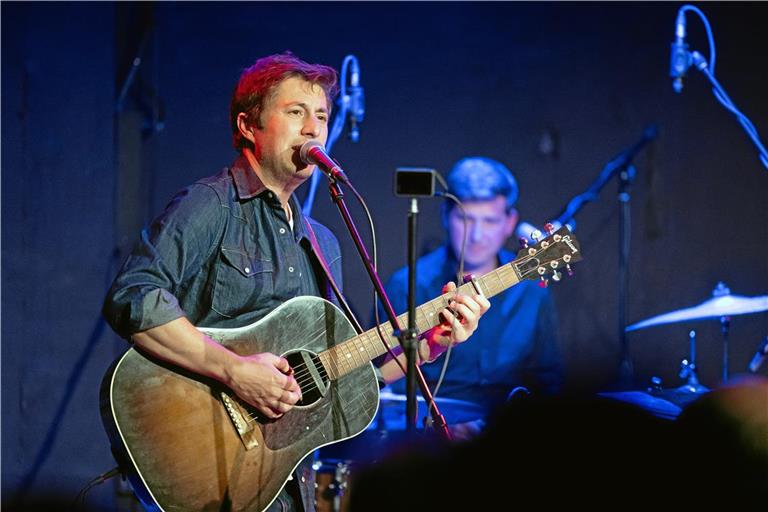 Jaimi Faulkner spielt die meisten Songs mit seiner Gitarre, wechselt aber auch für zwei Lieder ans Klavier. Foto: Alexander Becher