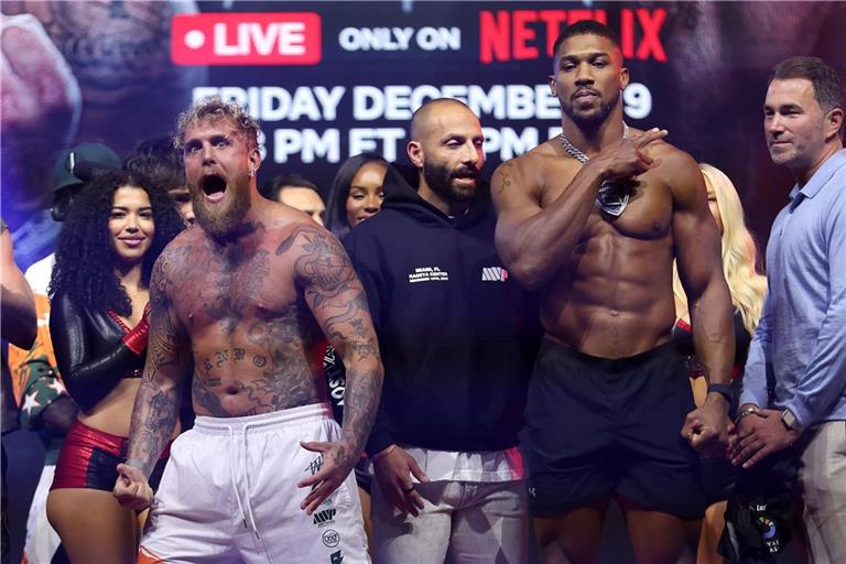 Jake Paul (l.) steigt gegen Anthony Joshua in den Ring.