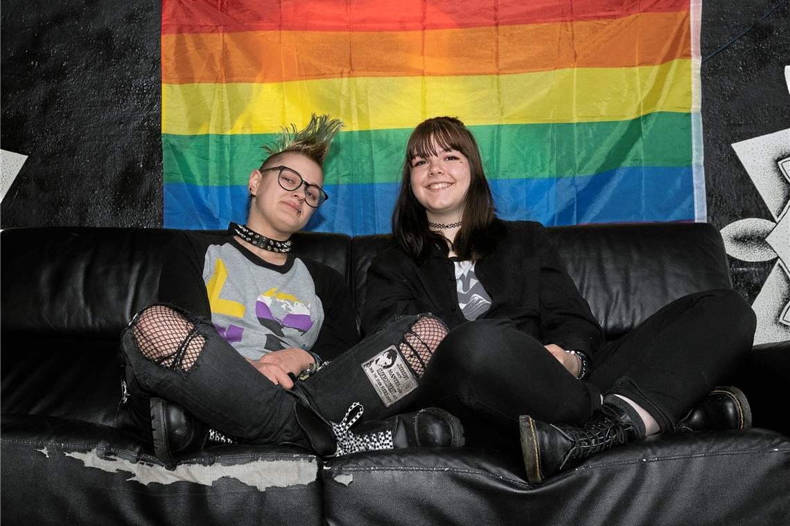 Jako Richter (links) und Lucy Fullen haben die erste queere Jugendgruppe des Landkreises ins Leben gerufen. Foto: J. Fiedler