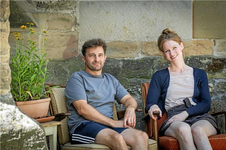 Jakob Dambacher-Walesch und Juliane Putzmann präsentieren bis Januar verschiedene Eigenproduktionen aus dem Repertoire. Mit Heinrich von Kleists „Der zerbrochene Krug“ zeigt die Backnanger Bürgerbühne zudem einen Literaturklassiker. Foto: Alexander Becher