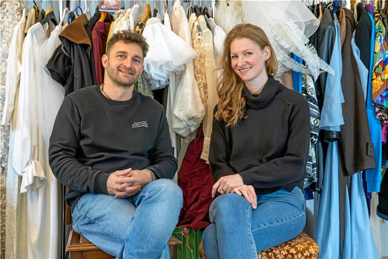 Jakob Dambacher-Walesch und Juliane Putzmann vor dem Kostümfundus des Bandhaus-Theaters. Foto: Alexander Becher
