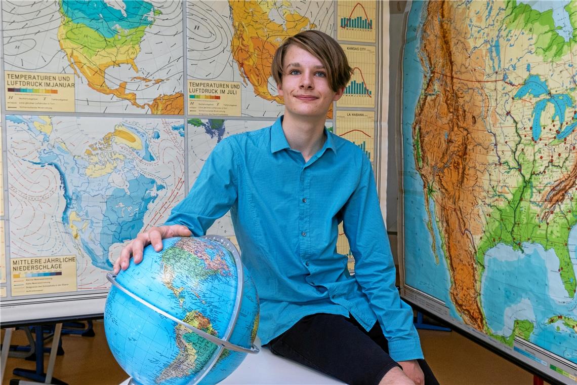 Auf der Erde kennt sich Jakob Dosch gut aus Jakob Dosch besucht das Gymnasium in der Taus in Backnang. Foto: Alexander Becher
