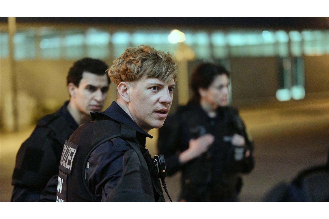 Jakub (Lasse Lehmann, Mitte) hat ein schlechtes Gewissen und will keine falschen Angaben machen.