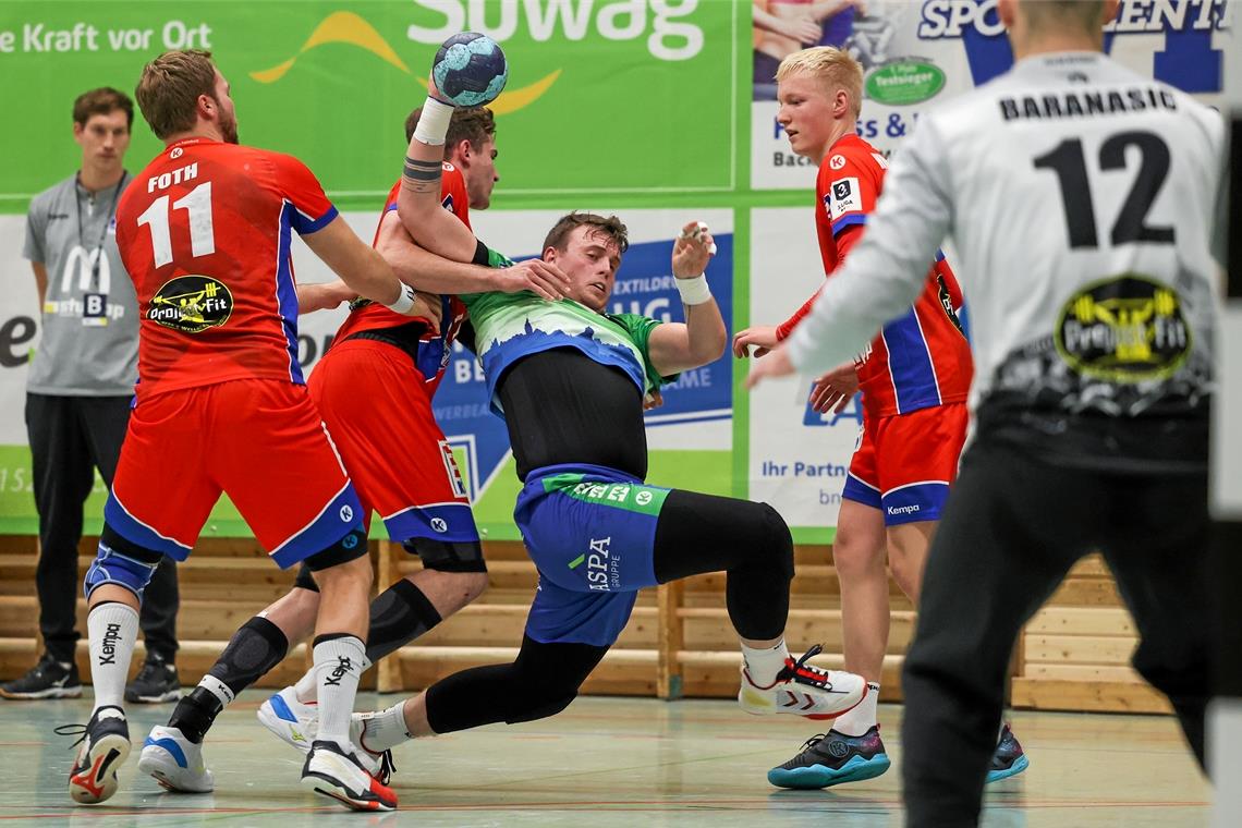 HCOB lässt die besten Chancen liegen Jakub Stryc (am Ball) stemmt sich mit dem HCOB gegen die drohende Niederlage, doch am Ende gibt es ein 25:26. Foto: A. Becher