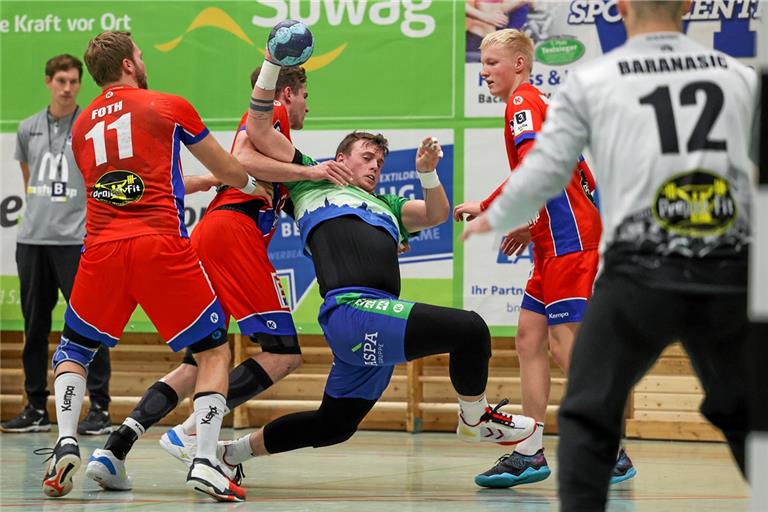 Jakub Stryc (am Ball) stemmt sich mit dem HCOB gegen die drohende Niederlage, doch am Ende gibt es ein 25:26. Foto: A. Becher