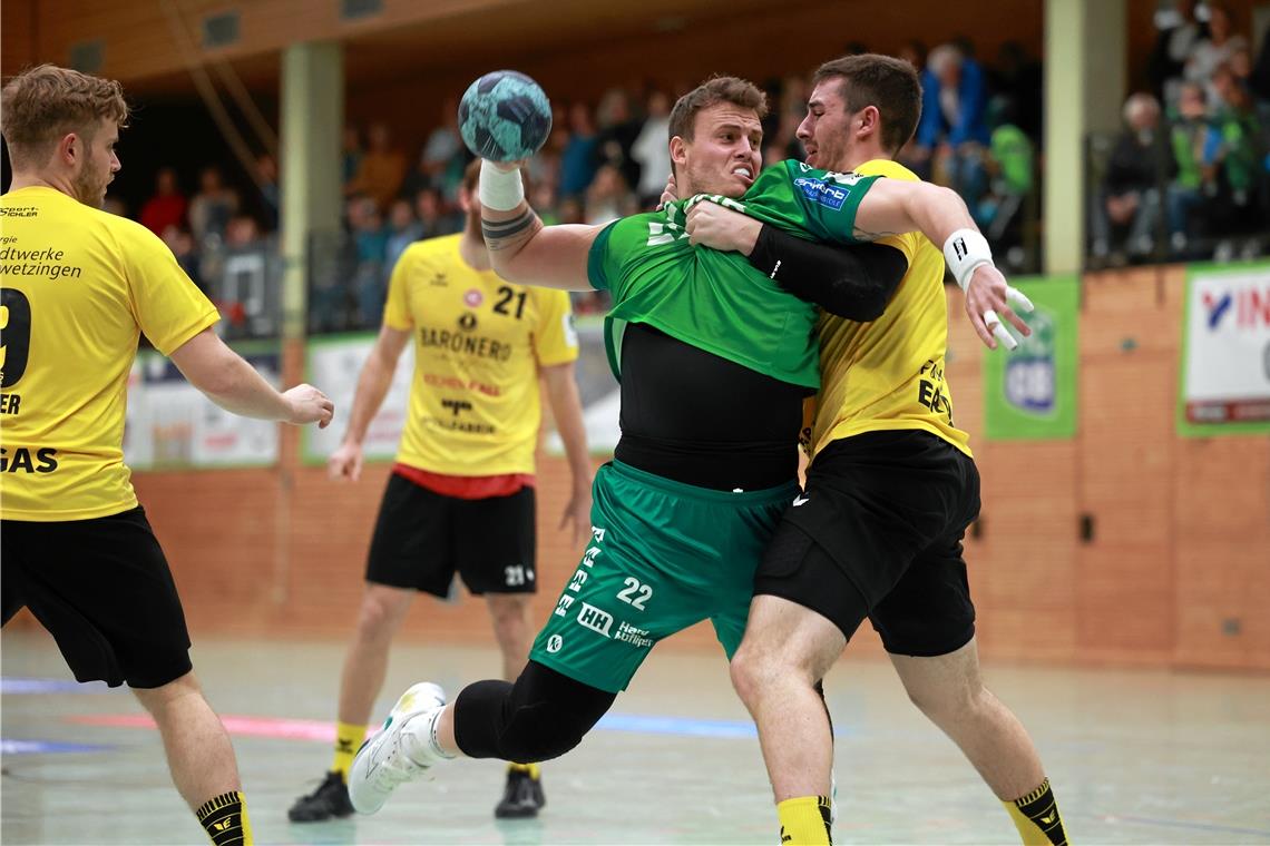 Jakub Strýc (am Ball) will sich mit dem HC Oppenweiler/Backnang nicht aufhalten lassen. Foto: Alexander Becher