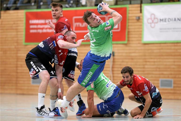 Jakub Strýc (am Ball) will sich mit dem HCOB nicht aufhalten lassen und einen Auswärtssieg einfahren. Foto: A. Becher