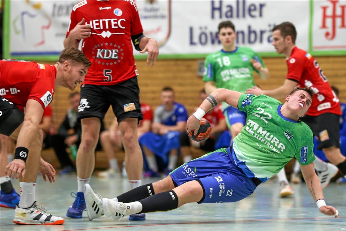 Jakub Strýc (am Ball) wird den HCOB-Handballern mindestens vier Wochen fehlen. Foto: A. Becher
