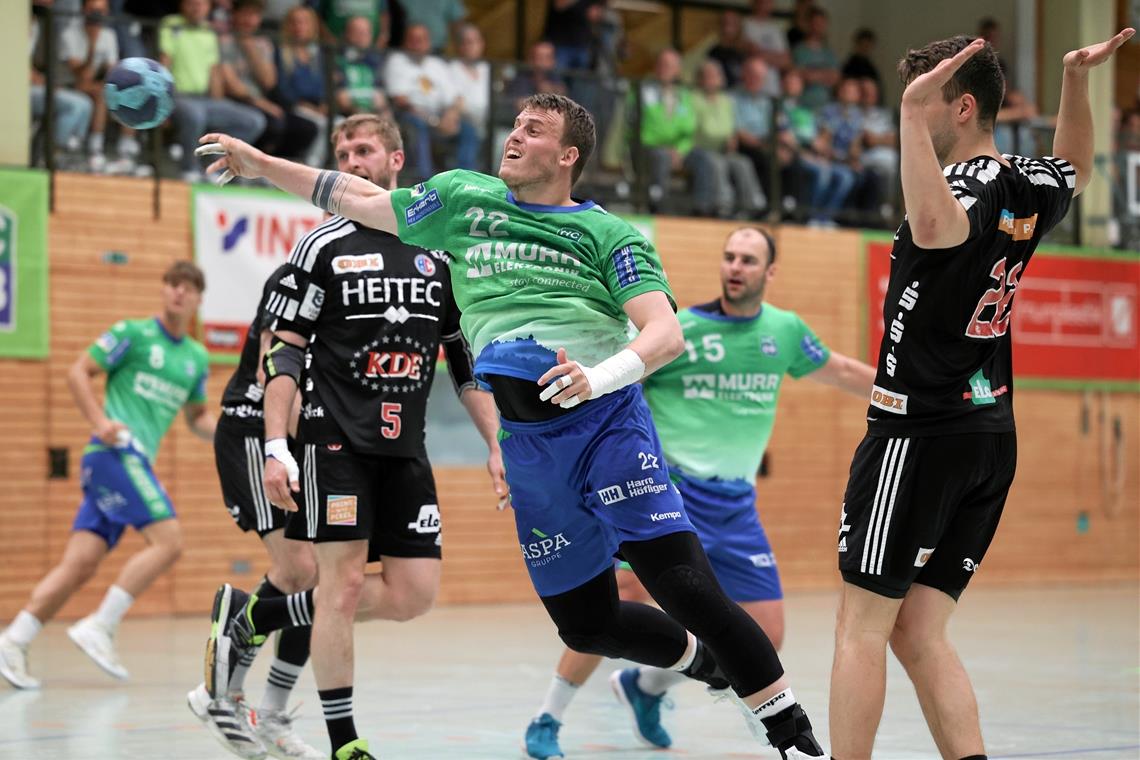 Deutlich positive Saisonbilanz des HCOB Jakub Strýc (beim Wurf) erlebte mit dem HC Oppenweiler mehr Höhen als Tiefen in der abgelaufenen Saison. Foto: Alexander Becher