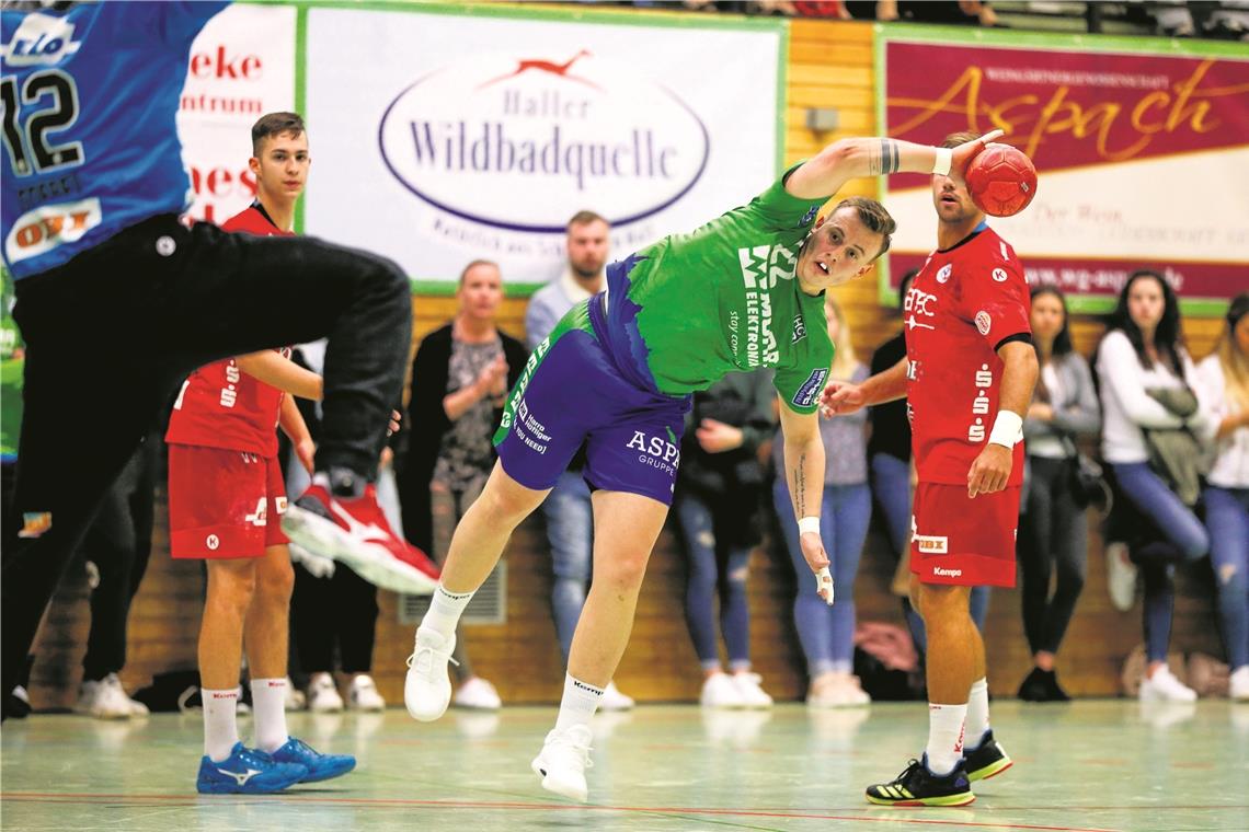 Jakub Strýc (beim Wurf) hat zwei Tore zum Heimsieg des HC Oppenweiler/Backnang beigesteuert. Foto: A. Becher