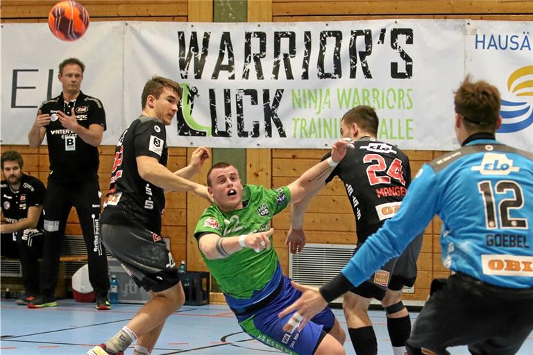 Jakub Strýc (grünes Trikot) hat mit einem Kontertor für einen Moment Hoffnung beim HCOB gesorgt. Foto: A. Hornauer
