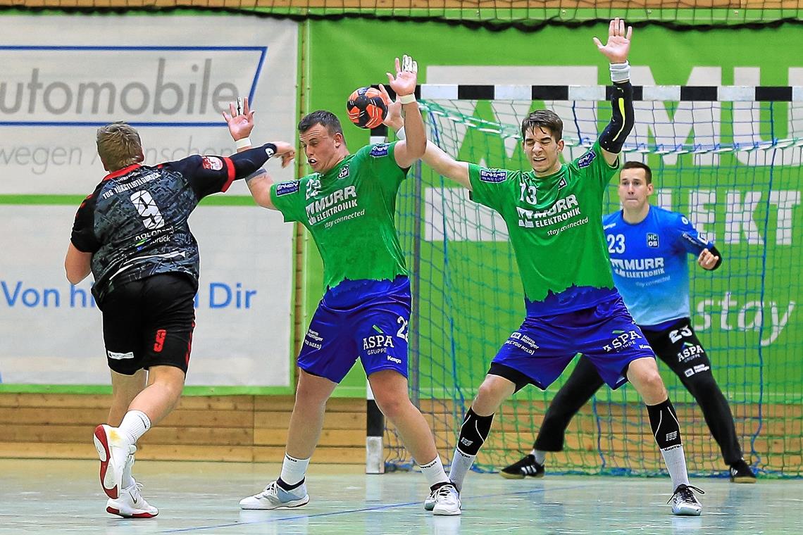 Jakub Strýc, Nikola Vlahovic, Keeper Stefan Koppmeier (von links) und ihre Teamkollegen vom HC Oppenweiler/Backnang streckten sich oftmals vergeblich. Die Handballer aus Fürstenfeldbruck fanden immer wieder die Lücken in der Defensive der Hausherren. Foto: A. Becher