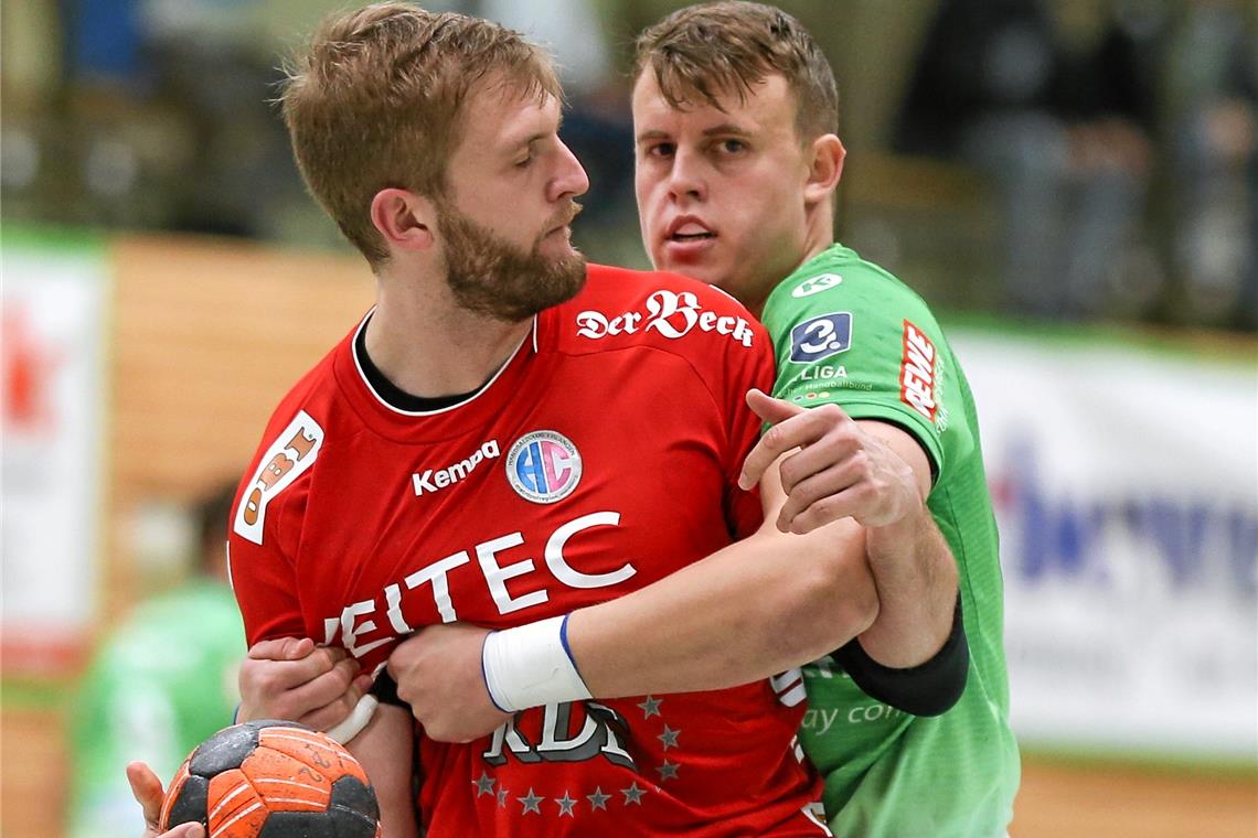 Jakub Stryc (rechts) und der HCOB müssen sich bis nächstes Jahr gedulden, ehe sie wieder richtig zupacken dürfen. Foto: A. Becher