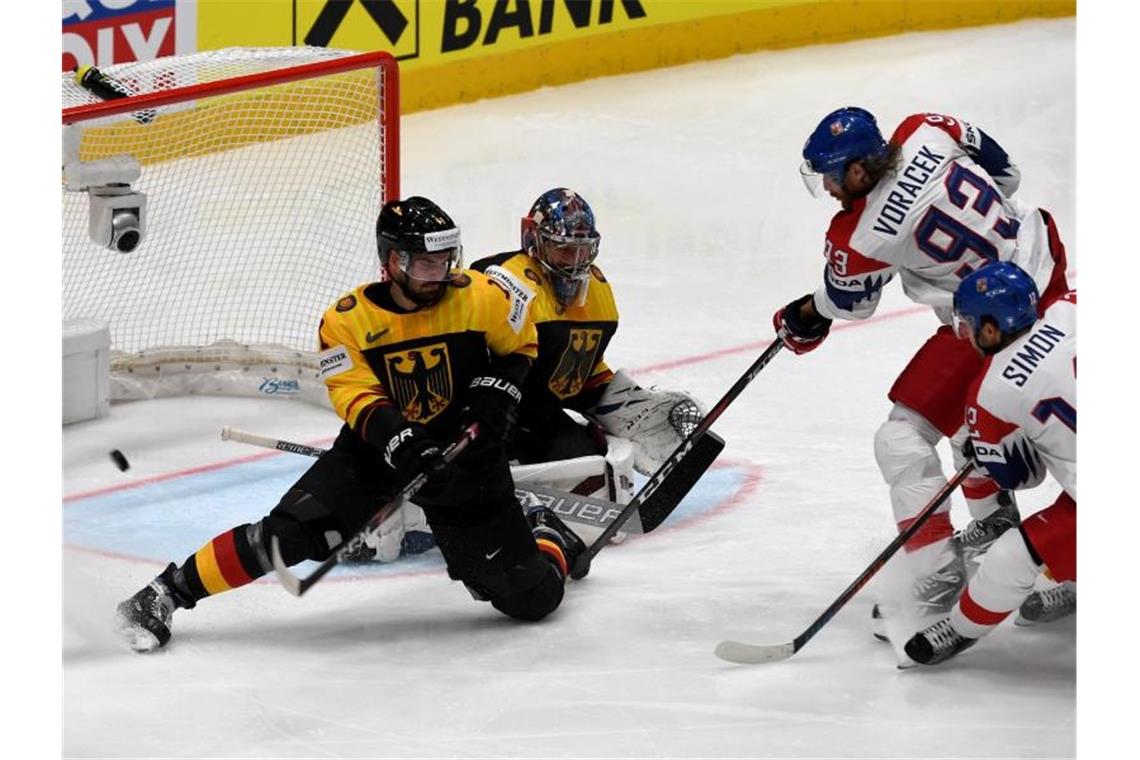 Jakub Voracek (2.v.r) erzielt im Schlussdrittel das 2:1 für die Tschechen. Foto: