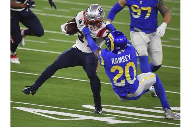 Jalen Ramsey (vorne r) von den Los Angeles Rams versucht, Damien Harris von den New England Patriots zu blocken. Foto: Keith Birmingham/The Orange County Register/AP/dpa