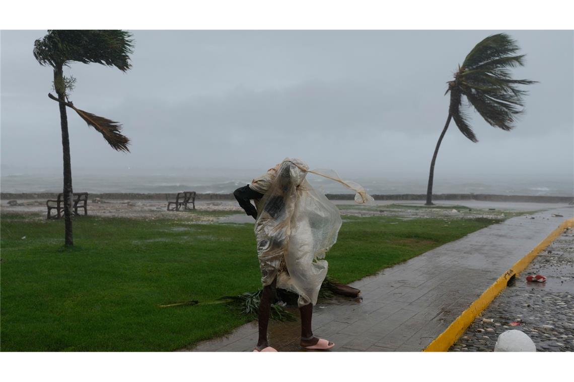 Jamaika, Kingston: Ein Mann geht spazieren, während sich der Hurrikan „Melissa“ nähert.