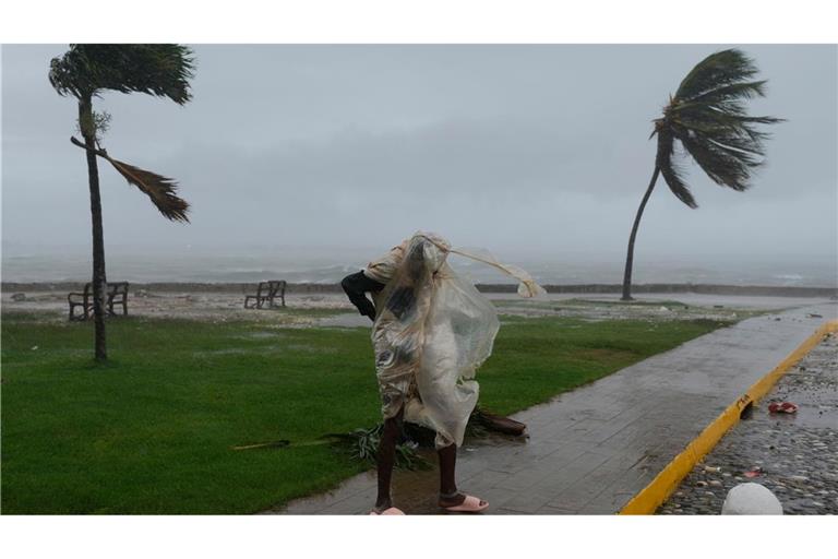 Jamaika, Kingston: Ein Mann geht spazieren, während sich der Hurrikan „Melissa“ nähert.