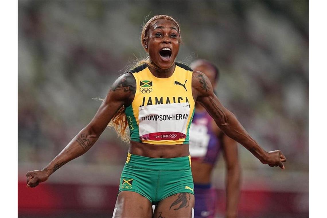 Jamaikas Elaine Thompson-Herah feiert olympisches Gold über 100 Meter. Foto: Michael Kappeler/dpa