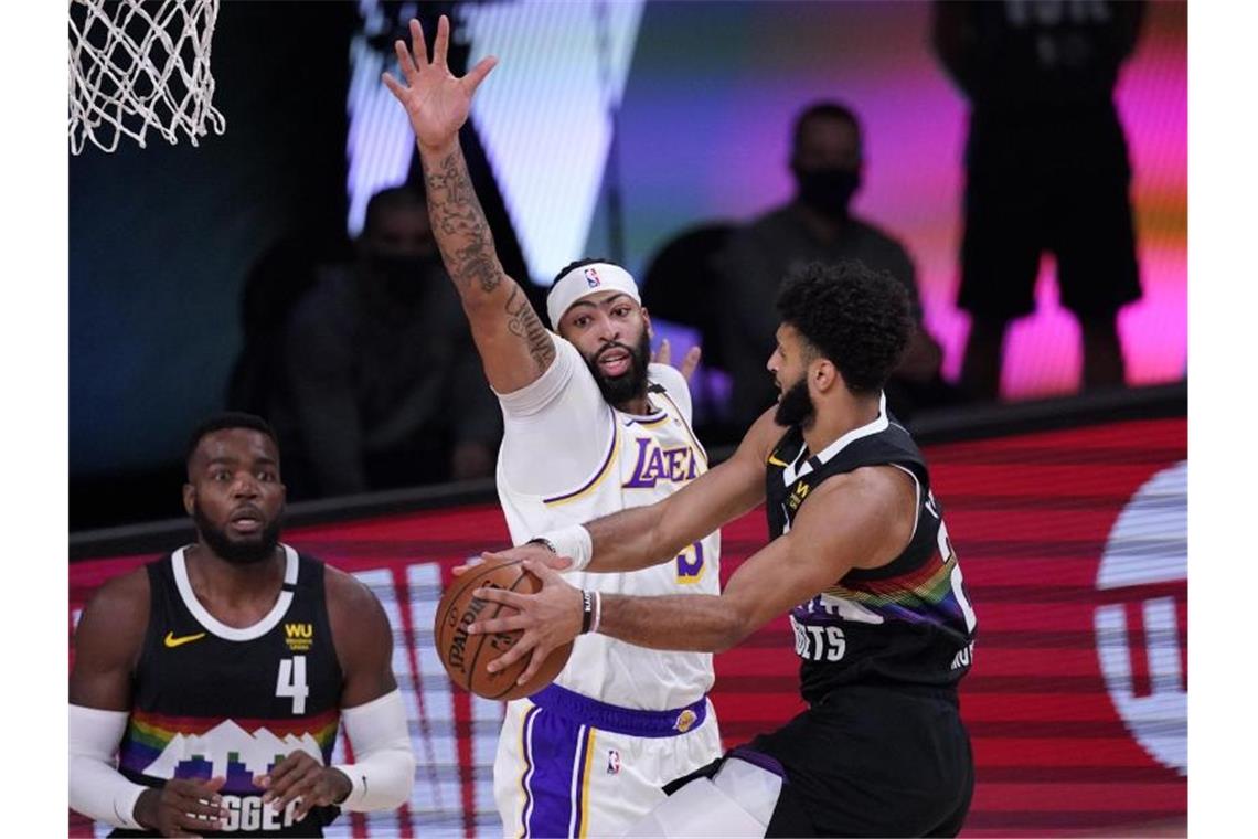 Jamal Murray (r) führte die Denver Nuggets zum Sieg. Foto: Mark J. Terrill/AP/dpa