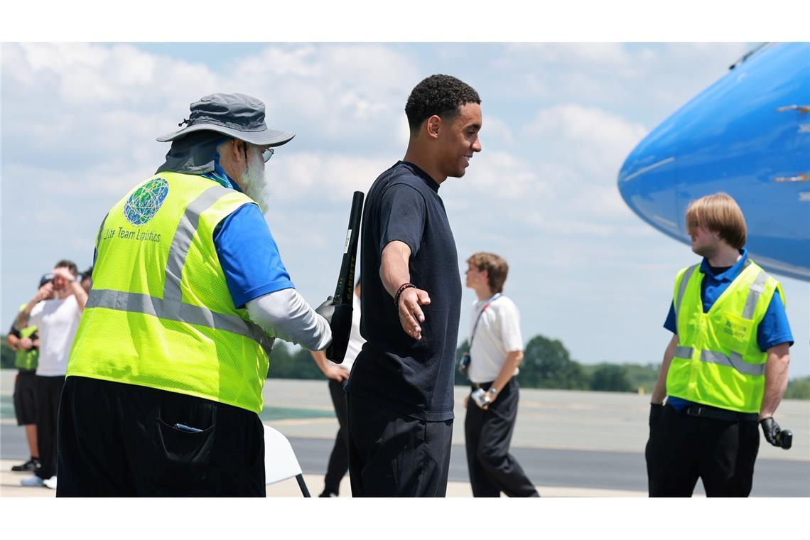 Jamal Musiala beim Security-Check vor dem Abflug der DFB-Elf.