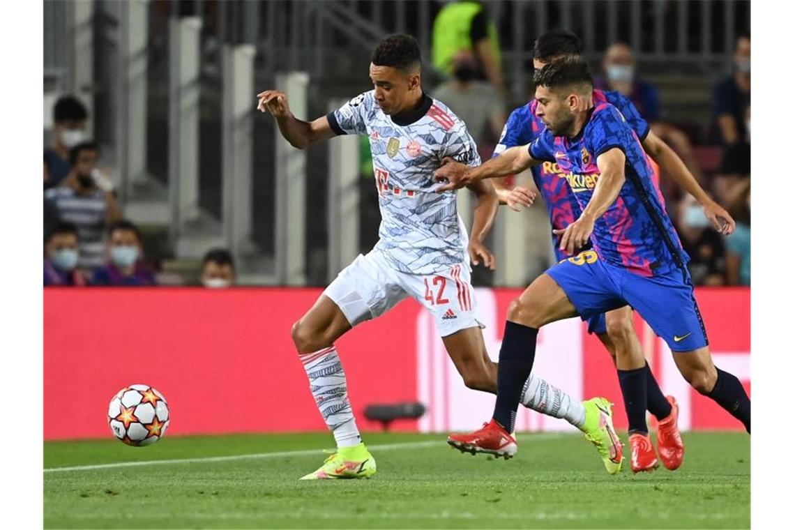 Jamal Musiala (l), hier im Dribbling gegen Jordi Alba, stand in der Bayern-Startelf. Foto: Sven Hoppe/dpa