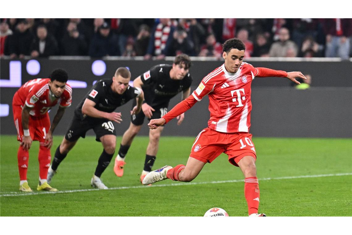 Jamal Musiala trifft als Vertreter von Harry Kane vom Elfmeterpunkt.