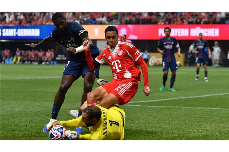 Jamal Musiala  verletzte sich in dieser Szene im Spiel gegen PSG.