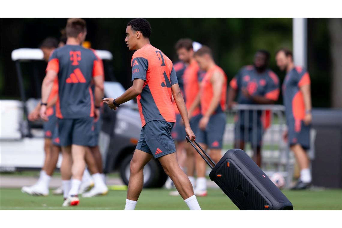 WM-Flop droht: Bayern-Stars "auf gepackten Koffern" Jamal Musiala zieht eine Musikbox auf den Trainingsplatz. Gegen Flamengo soll der Bayern-Star auf dem Platz für die Musik sorgen.