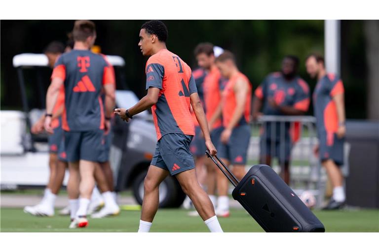 Jamal Musiala zieht eine Musikbox auf den Trainingsplatz. Gegen Flamengo soll der Bayern-Star auf dem Platz für die Musik sorgen.