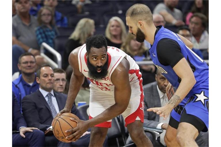 James Harden (l) zeigte erneut eine Gala-Vorstellung. Foto: John Raoux/AP/dpa