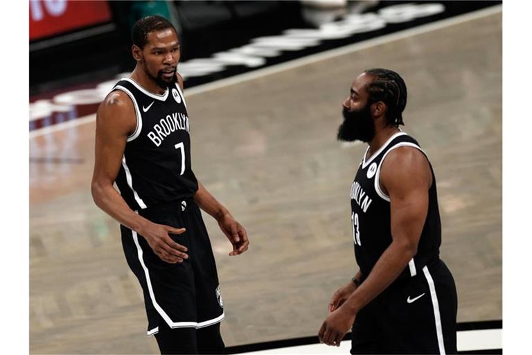 James Harden (r) verletzte sich früh im Spiel. Foto: Adam Hunger/AP/dpa