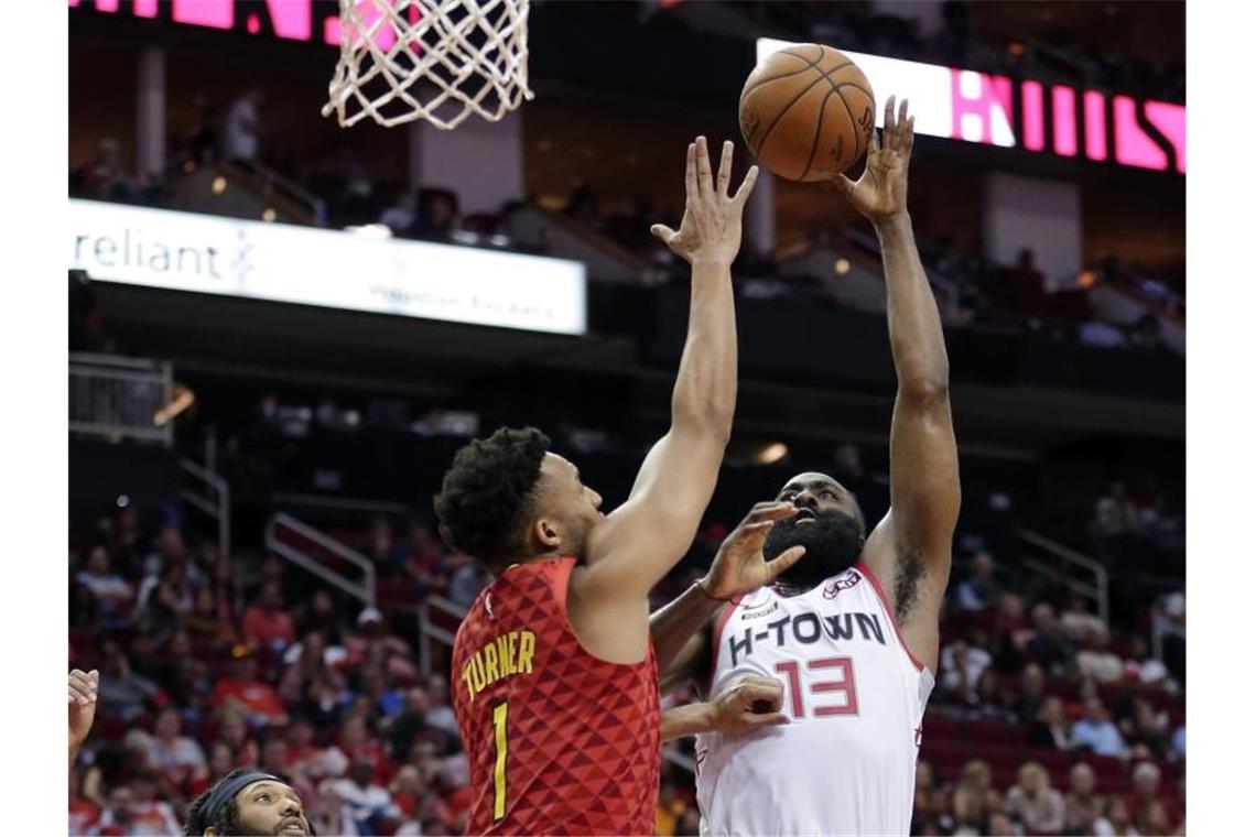 James Harden (r) von den Houston Rockets erzielte gegen die Atlanta Hawks 60 Punkte. Foto: Michael Wyke/AP/dpa